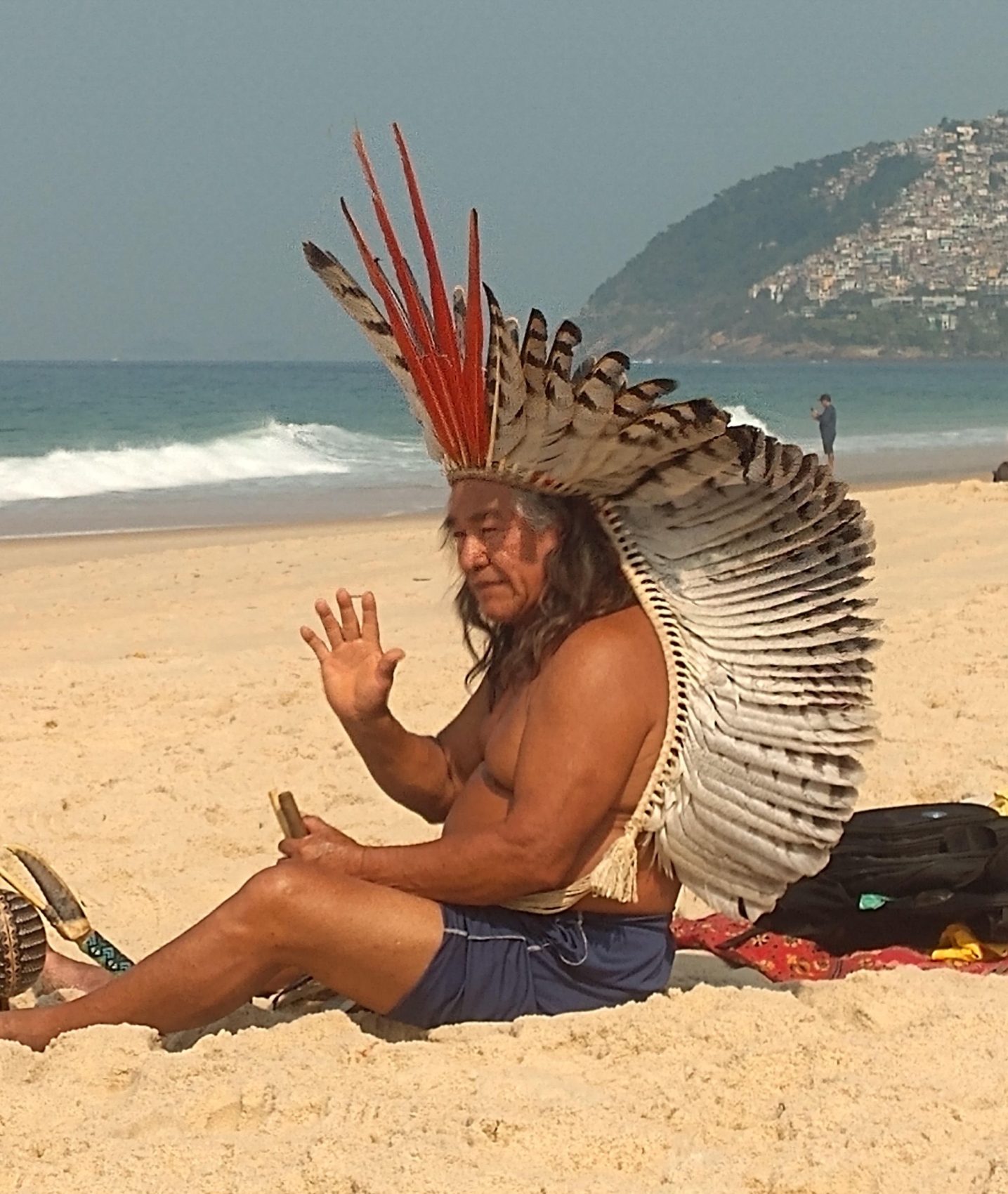 Alvaro Tukano in Rio de Janeiro on Ipanema Beach. He commemorates his ancestors, who, according to Tukano mythology, once crossed the oceans from the Far East to the shores of Rio de Janeiro. Photo by Norbert Suchanek.