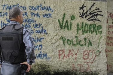 "You're gonna die, policeman" says writing on a favela wall in Rio - Photo: EBC