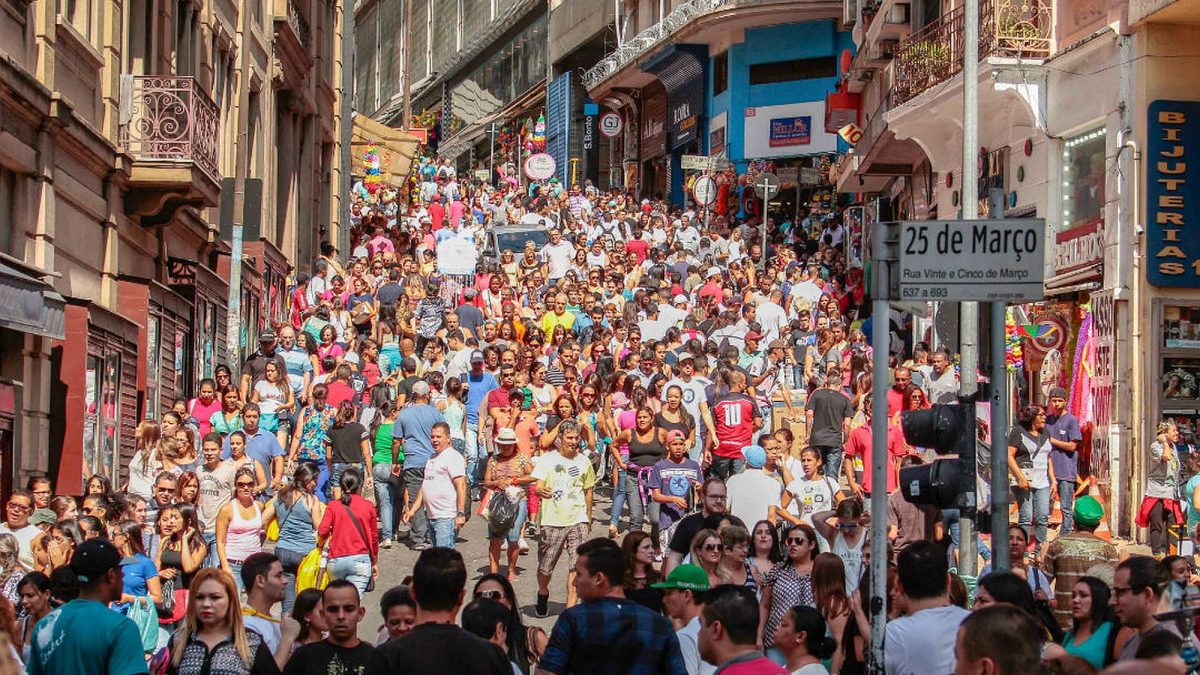 A pedestrian-filled street in São Paulo.