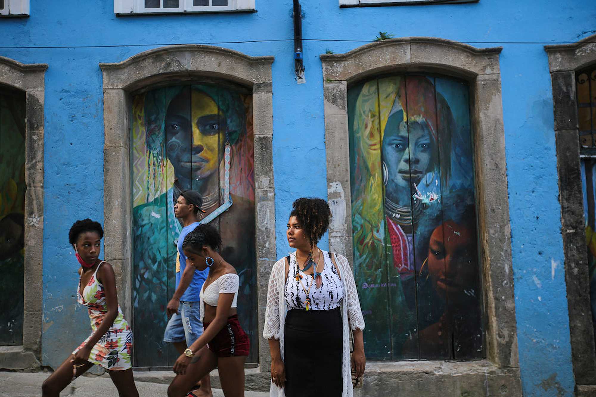 Rutian Pataxó, poses at historic center of Salvador, capital of Bahia state. Image by Raul Spinassé