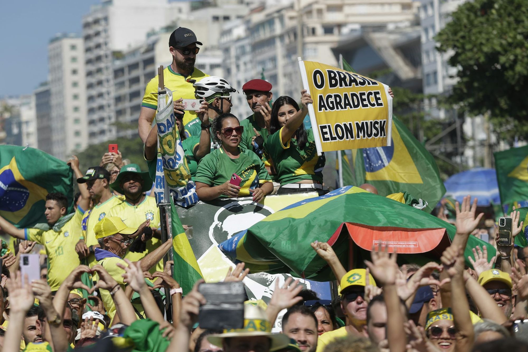 Conservative Brazilians thanks Elon Musk at rally in support of ex-president Jair Bolsonaro - Bruna Prado/AP