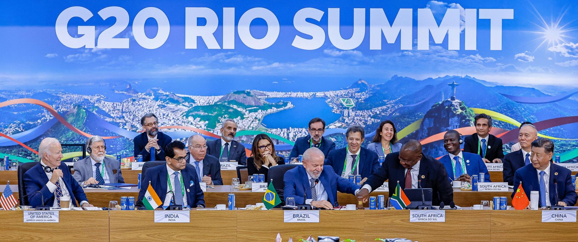 Brazil president Luiz Inácio Lula da Silva greets president of South Africa, Cyril Ramaphosa. Joe Biden is on the left and China's Xi Jinping on the right. Photo: Ricardo Stuckert/PR